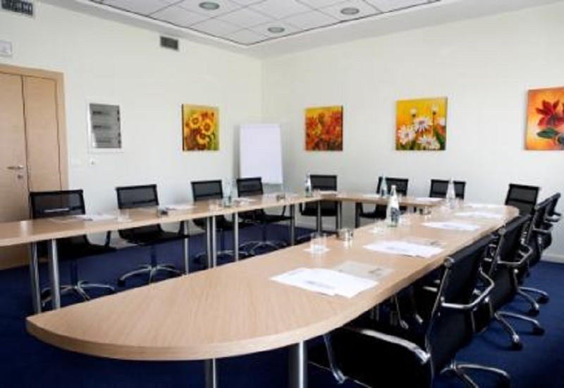 blue-meeting-room-ramada-encore-hotel-bologna-jpg-cut